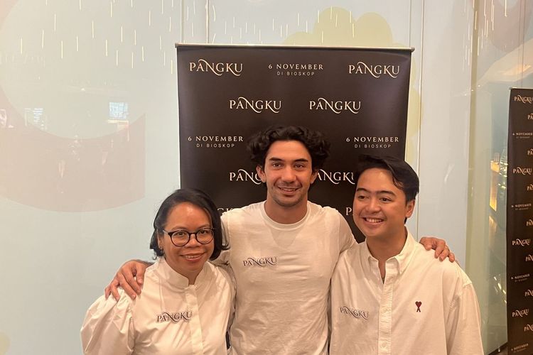 Reza Rahadian Mengungkap Proses Perjalanan Lagu Rayuan Perempuan Gila Menjadi OST Film Pangku